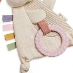 Itzy Ritzy Jouet Sensoriel à Froisser Lapin -Fillettes Et Fiston itzy ritzy jouet sensoriel a froisser lapin 3