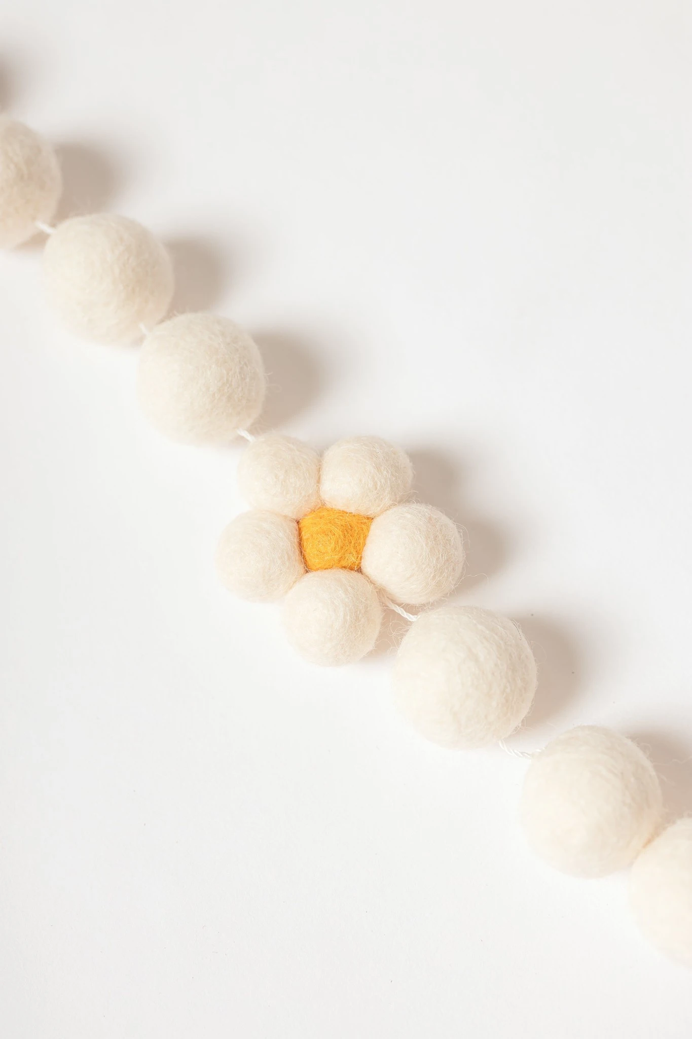 Lil North Co. Guirlande Décorative Yellow Daisies 6 Lil North Co. Guirlande Décorative Yellow Daisies – Image 4