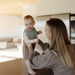 Mushie Bavoir Muslin Roman Green/Fog -Fillettes Et Fiston mushie bavoir muslin roman green fog 2