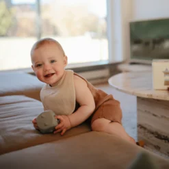 Mushie Bavoir Muslin Roman Green/Fog -Fillettes Et Fiston mushie bavoir muslin roman green fog 3