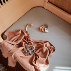 Mushie Drap Contour De Bassinette En Cotton Extensible Roman Green -Fillettes Et Fiston mushie drap contour de bassinette en cotton extens 2