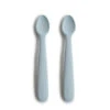 Mushie Ensemble De 2 Cuillères En Silicone Powder Blue -Fillettes Et Fiston mushie ensemble de 2 cuilleres en silicone powder