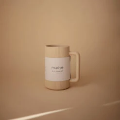 Mushie Tasse De Rinçage De Bain Shifting Sands -Fillettes Et Fiston mushie tasse de rincage de bain shifting sands 1