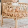 Poppie Toys Berceau Pour Poupée En Rotin Little Flowers -Fillettes Et Fiston poppie toys berceau pour poupee en rotin little fl