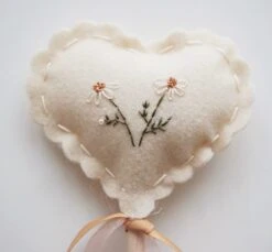 The Wooly Canvas Baguette Coeur Daisies -Fillettes Et Fiston the wooly canvas baguette coeur daisies 2