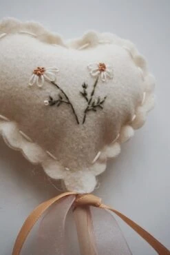 The Wooly Canvas Baguette Coeur Daisies